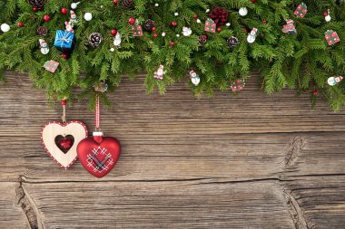 Noel arka plan. Eski ahşap arka plan Christmas kalpler ile Noel köknar ağacı. Kopya alanı