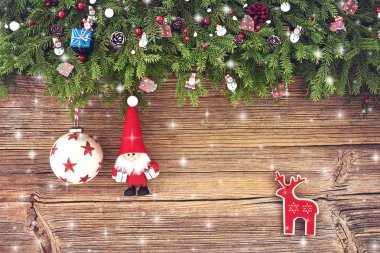 Noel arka plan. Eski ahşap arka plan üzerinde Noel dekorasyonu ile Noel köknar ağacı. Kopya alanı