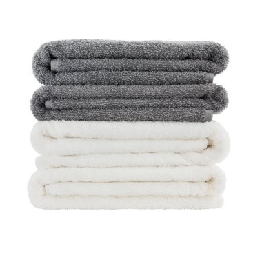 Yığın halinde beyaz ve gri banyo havlusu. Beyaz bitti izole