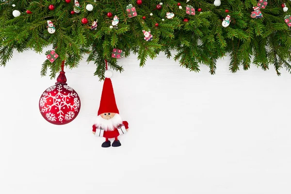 Fondo de Navidad. Decoración navideña con Santa sobre fondo de madera blanca. Copiar espacio — Foto de Stock