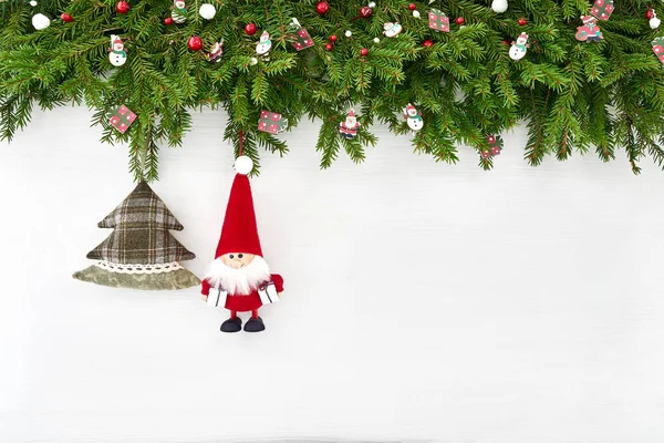 Fondo de Navidad. Decoración navideña con Santa sobre fondo de madera blanca. Copiar espacio — Foto de Stock