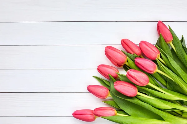 Pink tulips bouquet on white wooden background. Copy space, top view — Stock Photo, Image