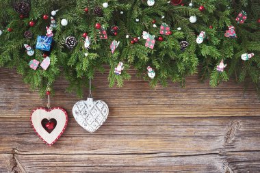 Noel arka plan. Eski ahşap arka plan üzerinde kalp dekorasyon ile Noel köknar ağacı. Kopya alanı