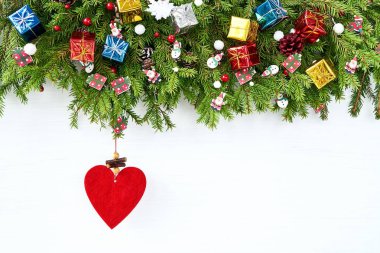 Noel arka plan. Dekorasyon ve beyaz arka plan üzerinde bir kalp ile Noel köknar ağacı. 