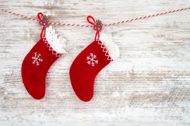 Noel arka plan. İki Noel Kırmızı çorap ahşap arka plan üzerinde. 