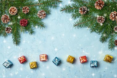 Mavi arka plan üzerinde dekorasyonu ile Noel köknar ağacı dalları. Kopya alanı, kar doku