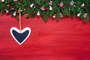 Kırmızı Noel arka plan. Kırmızı ahşap arka plan, kopya alanı üzerinde dekoratif kalp ile Noel köknar ağacı.