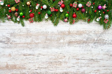 Noel arka plan. Beyaz ahşap zemin üzerinde dekorasyon ile Noel köknar ağacı. Kopya alanı