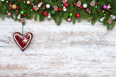 Noel arka plan. Ahşap zemin, kopya alanı üzerine dekoratif kalp ile Noel köknar ağacı.