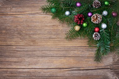 Noel arka plan. Noel köknar ağacı dalı dekorasyonu ile. Kopya alanı, üstten görünüm, tonda