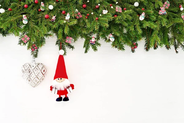 Fondo de Navidad. Rama de abeto navideño con Santa sobre fondo de madera blanca. Copiar espacio — Foto de Stock