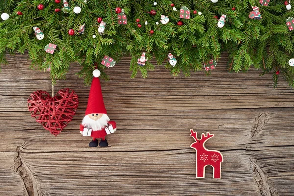 Fondo de Navidad. Decoración navideña con Papá Noel y corazón sobre fondo de madera blanca. Copiar espacio — Foto de Stock
