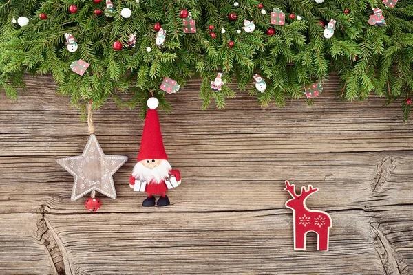 Fondo de Navidad. Decoración navideña con Santa sobre fondo de madera. Copiar espacio — Foto de Stock