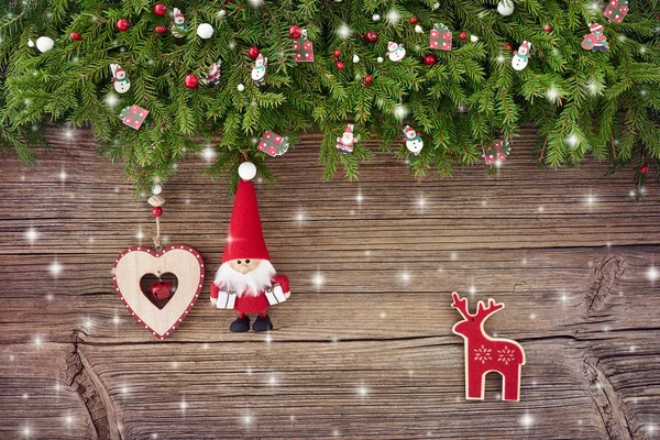Fondo de Navidad. Decoración navideña con Santa sobre fondo de madera con nieve. Copiar espacio — Foto de Stock