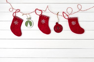 Noel tebrik kartı. Christmas kırmızı beyaz ahşap zemin üzerine çorap. Kopya alanı, üstten görünüm