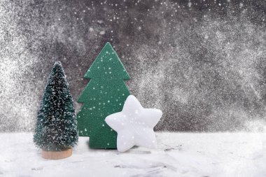Noel dekorasyonu. Dekoratif Noel ağacı, beyaz yıldız, kar doku. Kopya alanı.
