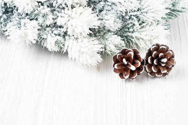 Bílá Vánoční Pozadí Vánoční Strom Jedle Větví Výzdobou Kopírovat Prostor — Stock fotografie
