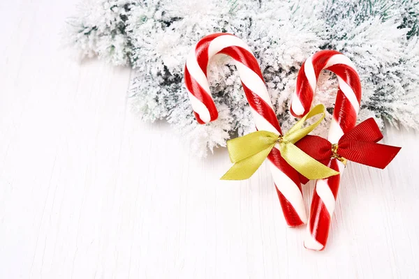 Noel arka plan. Noel ağacı ve şeker kamışı ile Noel tebrik kartı. Kopya alanı