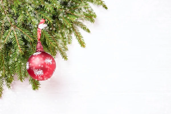 Weihnachtlicher Hintergrund. Tannenzweige mit Dekoration, Bokeh-Struktur. Kopierraum. — Stockfoto