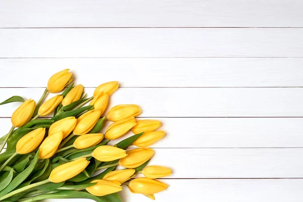 Strauß Gelber Tulpen Auf Weißem Holzgrund Ansicht Von Oben Kopierraum — Stockfoto