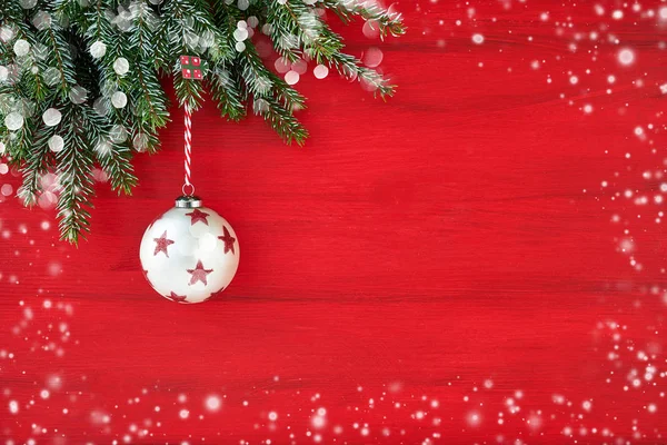 Fondo rojo de Navidad con decoración. Copiar espacio, bokeh, textura de nieve . — Foto de Stock