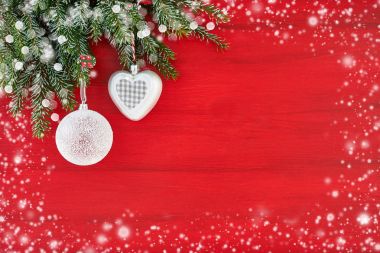 Kırmızı Noel arka plan. Noel köknar ağacı ile beyaz dekorasyon dalları. Kopya alanı, bokeh, kar doku. Tebrik kartı