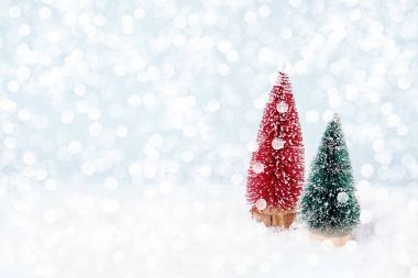 Noel dekorasyonu. Noel tebrik kartı. Dekoratif Noel köknar ağacı, bokeh, kar. Kopya alanı