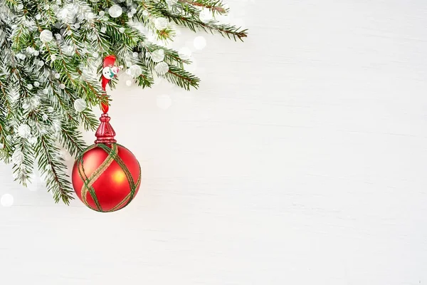 Weißer Weihnachtlicher Hintergrund Mit Tannenzweigen Und Roter Dekoration Kopierraum — Stockfoto