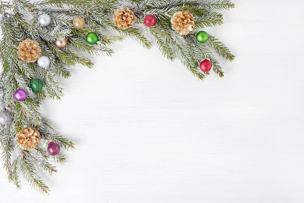Weihnachtlicher Hintergrund Tannenzweige Verziert Mit Goldenen Zapfen Auf Weißem Holzgrund — Stockfoto