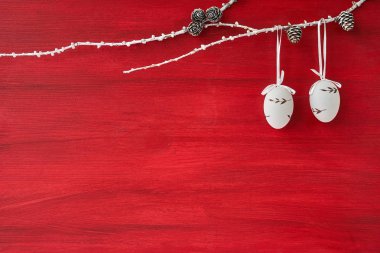 Kırmızı Paskalya arka plan. Şube Paskalya yumurtaları ile dekore edilmiştir. Kopya alanı, tatil arka plan