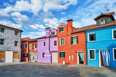 Burano, Venedik. Renkli evleri mimarisi Meydanı. Yaz 2017, İtalya
