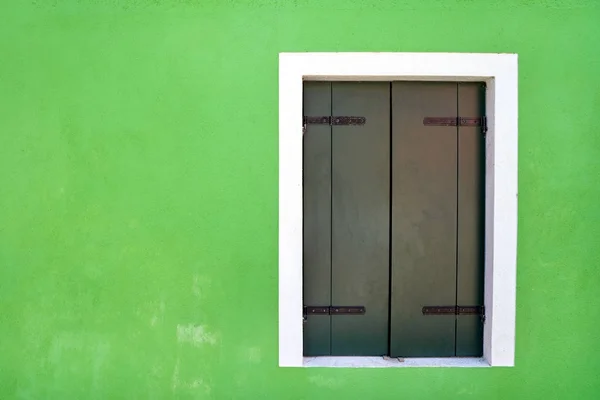 Okno Uzavřeným Zelené Okenice Zářivě Zelené Zdi Itálie Benátky Burano — Stock fotografie