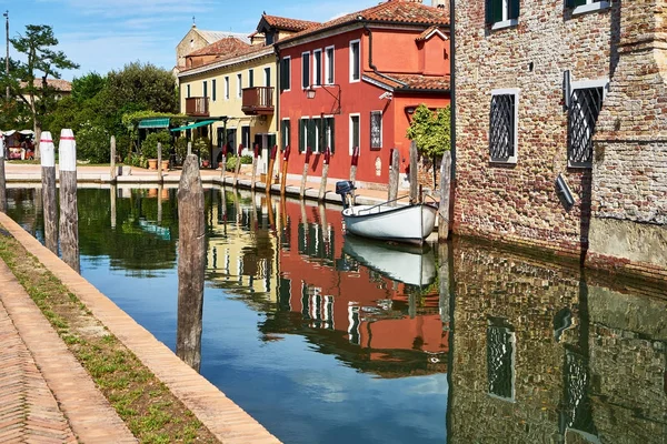 Torcello Venecia Casas Coloridas Isla Torcello Canal Barcos Verano Italia — Foto de Stock