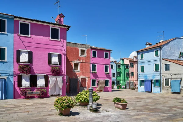 Burano Venice Old Colorful Houses Architecture Square Fountain Summer 2017 — Stock Photo, Image