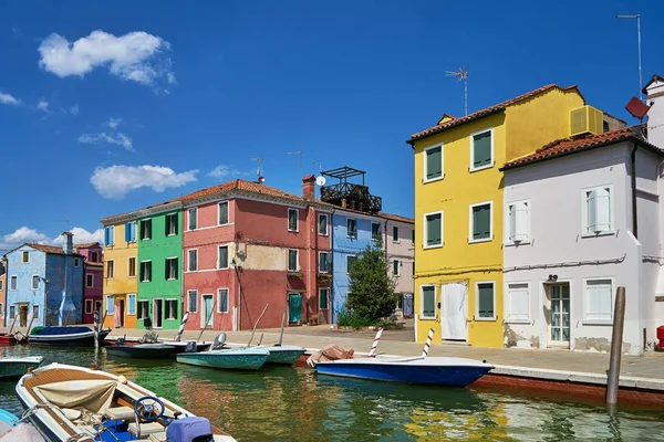 Burano Venecia Coloridas Casas Arquitectura Burano Canal Isla Barcos Verano — Foto de Stock