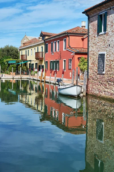 Torcello Venecia Casas Coloridas Isla Torcello Canal Barcos Verano Italia — Foto de Stock