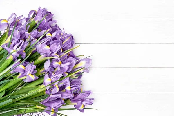 Irisstrauß Auf Weißem Holzhintergrund Ferienhintergrund Kopierraum Ansicht Von Oben — Stockfoto