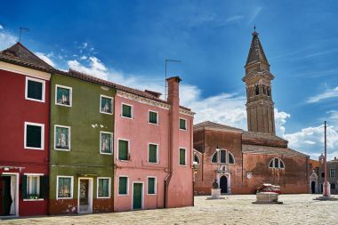 Burano Adası, Venedik, İtalya. Piazza Baldassarre Galuppi Parrocchia San Martino Vescovo kilise. Venedik, İtalya