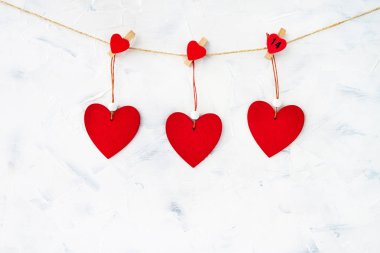 İpi beyaz zemin üzerine kırmızı kalpler. Sevgiliye arka plan. Kopya alanı