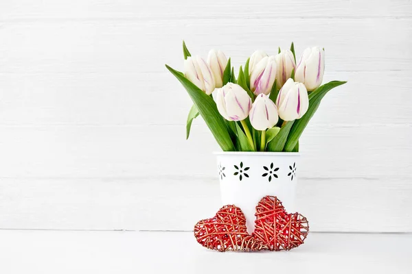 Bukiet Białych Tulipanów Biały Wazon Ozdobiony Dwa Czerwone Serca Koncepcja — Zdjęcie stockowe