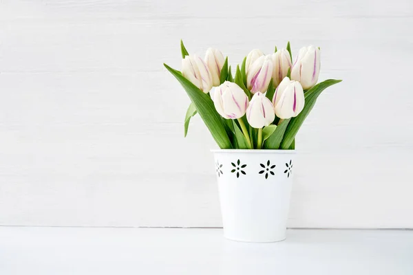Biały Bukiet Tulipany Wazonie Biały Białym Tle Tło Wakacje Miejsce — Zdjęcie stockowe