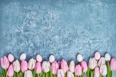 Paskalya arka plan. Dekoratif Paskalya yumurtaları ve Pembe Lale. Tatil kartı, kopya alanı.