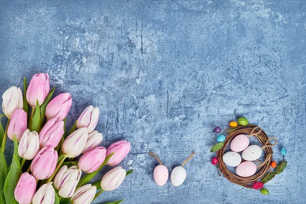 Osterhintergrund Mit Eiern Und Lila Tulpen Urlaubskarte Mit Kopierraum Auf — Stockfoto