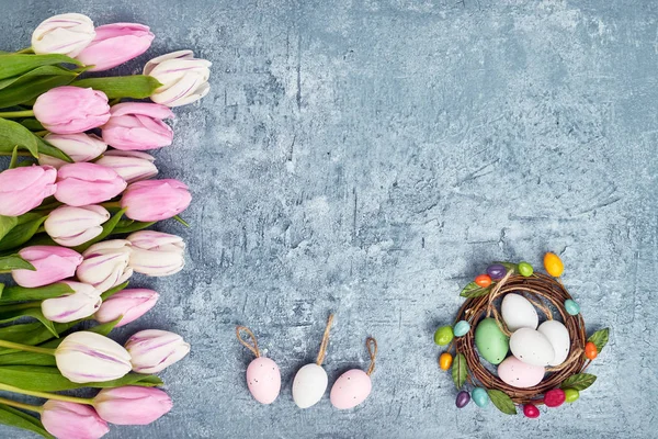 Húsvéti Koszorú Rózsaszín Tulipánok Dekoratív Húsvéti Tojást Kék Háttér Felülnézet — Stock Fotó