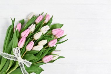 Pembe Lale buketi beyaz dantel ile dekore edilmiştir. Alan, üstten görünüm kopyalayın. Tatil kartı