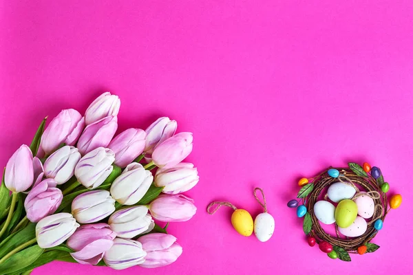 Osterhintergrund Mit Eiern Und Lila Tulpen Urlaubskarte Mit Kopierraum Auf — Stockfoto