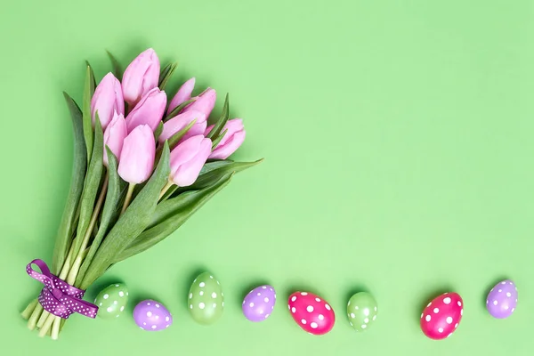 Antecedentes Ovos Páscoa Decorativos Buquê Tulipas Rosa Fundo Verde Espaço — Fotografia de Stock