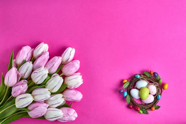Húsvéti Háttér Dekoratív Húsvéti Tojás Rózsaszín Tulipánok Mikulásos Karácsonyi Üdvözlőkártya — Stock Fotó