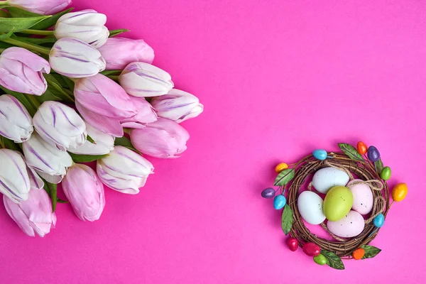 Osterhintergrund Mit Eiern Und Lila Tulpen Urlaubskarte Mit Kopierraum Auf — Stockfoto