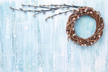 Paskalya willow çelenk mavi zemin üzerine. Görünümü en çok, uzay kopyalayın. Tatil arka plan